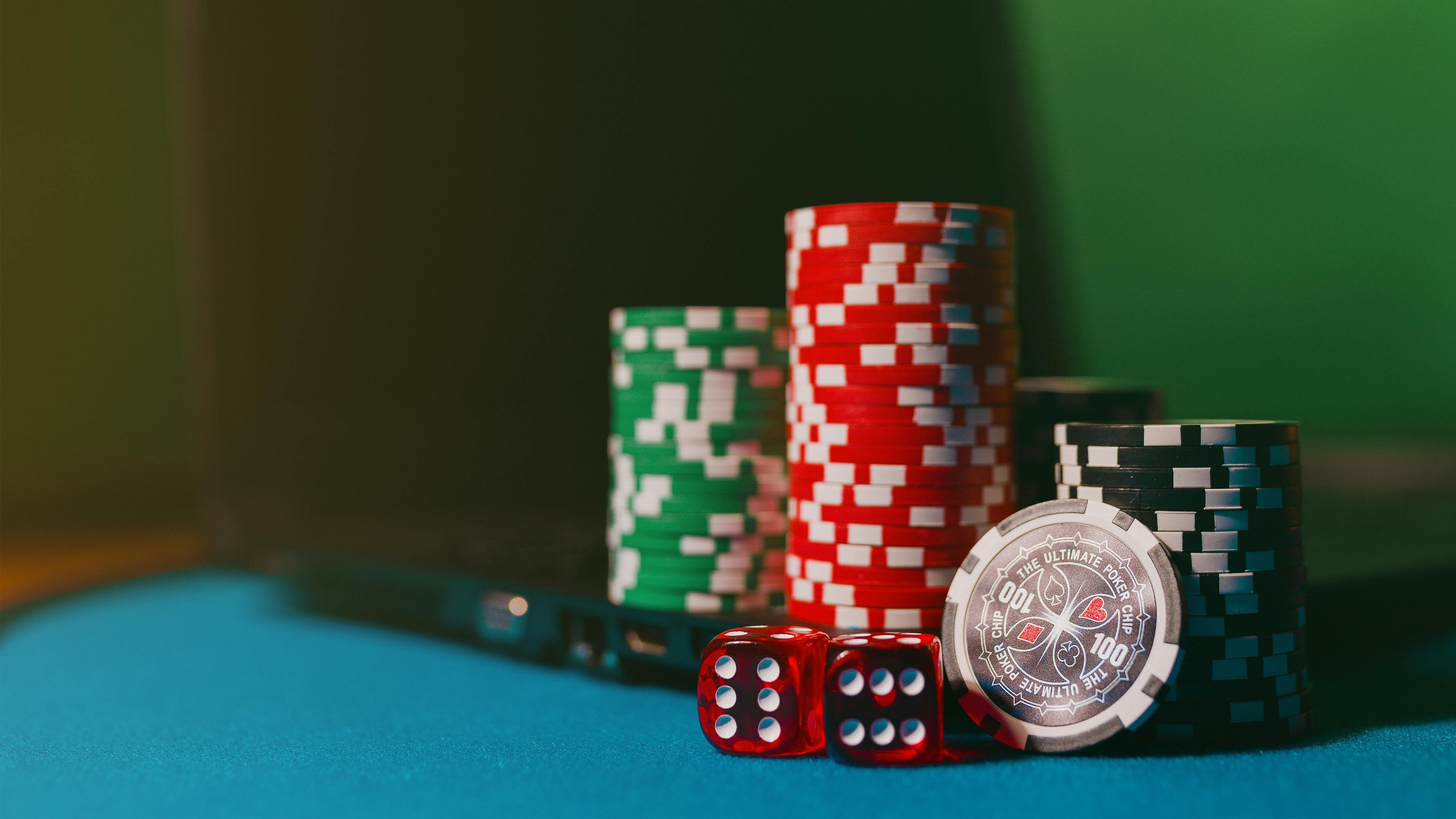 Antarmuka aplikasi sukses777 menampilkan menu permainan slot, live casino, dan olahraga di layar utama